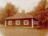 Blidö gård, flygelbyggnad från 1600-talet.
Nr: 224.