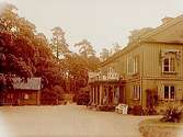 Kihls gård, tvåvånings bostadshus i trä, med balkong och veranda, en vånings flygelbyggnad.
Nr: 229.