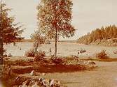 Stora Hemsjön, badande vid sjön, badplats.
Beställningsnr: KV-1336.