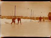 Fyra män som spelar curling på Eyravallen.
Direktör Paul R. Dahlman