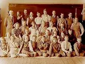 Almby skola, klassrumsinteriör, 31 skolbarn med lärare herr Österling, klass 6.