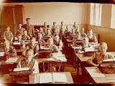 Nikolaiskolan, klassrumsinteriör, 23 pojkar med skrivmaskiner med lärare G. Reiland, klass 7, sal 6.