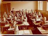 Nikolaiskolan, klassrumsinteriör, 23 pojkar med skrivmaskiner med lärare G. Reiland, klass 7, sal 6.
