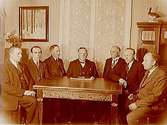 Längbro Arbetslöshetskommitté, sju herrar runt ett bord.
Ordförande: Folkskollärare Zakrisson, Törngatan 7, Nya Hagaby.
Längbrobocken.