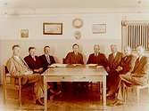 Längbro Skolstyrelse, åtta herrar vid ett bord.
Längbrobocken.