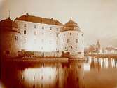 Örebro Slott och Nikolaikyrkan i fasadbelysning.