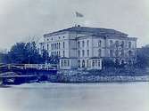 Örebro Teater, teaterbyggnad och gamla Storbron. 
Bilden tagen före 1882, reproduktion 1937.