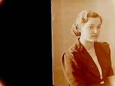 En kvinna, bröstbild.Fröken Harriet FranzénTvå bilder på samma glasplåt.