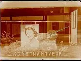 Skyltfönster hos Konsthantverk, skyltningar med filmstjärnor.
Genom Kapten Tamm.
AB Svensk Filmindustri