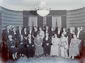 Rumsinteriör, 21 personer.Fröken Ester Abards 50 årsdag.