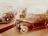 Två amerikanska personbilar av märket De Soto.
Molins Motor AB.
Bilden är tagen efter 1938 eftersom bilen på bilden (De Soto) är av årsmodell 1939.