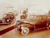 Två amerikanska personbilar av märket De Soto.
Molins Motor AB.
Bilden är tagen efter 1938 eftersom bilen på bilden (De Soto) är av årsmodell 1939.