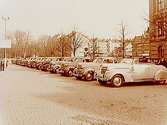 Specialutställning av personbilar: Opel, Buick, Pontiac, Chevrolet och Oldsmobil, på Stortorgets nedre del.
Bilfirman E.V. Norman