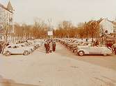 Specialutställning av personbilar: Opel, Buick, Pontiac, Chevrolet och Oldsmobil, på Stortorgets nedre del.
Bilfirman E.V. Norman