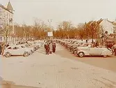 Specialutställning av personbilar: Opel, Buick, Pontiac, Chevrolet och Oldsmobil, på Stortorgets nedre del.
Bilfirman E.V. Norman