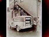 Skåpbil av märket Volvo, lastning av  tuberkelfri barnmjölk i glasflaskor.
Örebro Ortens Mejeriförening.