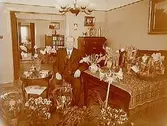 Rumsinteriör, en man.Vicevärd C.O. Eklinds 60 årsdag.