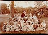 Engelbrektsskolan, 10 flickor och 10 pojkar med lärarinna fröken Astrid Vidén på skolgården. Klass 2, sal 16.