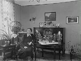Fru Anna Erikssons 60 årsdag.Rumsinteriör, en äldre kvinna.