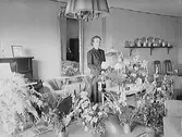 Fru Gustaf Karlssons 50 årsdag.
Rumsinteriör, en kvinna.