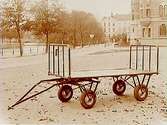 Fyrhjulig vagn med gummihjul.
Köpman Robert Lundahl