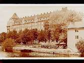 Centralparken, Hälls Terass, uteservering.
Bostadshus i bakgrunden.