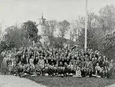 Folkskolans 100 års jubileum vid Tysslinge kyrka. Skolelever, föräldrar, prästen och lärare.