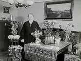 Fru Eklinds 60 årsdag.Rumsinteriör, en kvinna.