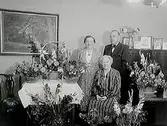 Rumsinteriör, 3 personer.
Filialchef T.E. Ljungberg.
Systerns 50 årsdag.