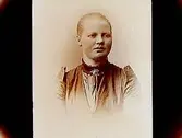 En ung kvinna, bröstbild. 
Beställare: fru Ester Karlsson.