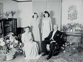 Fabrikör Edvin Sandbergs fru på 50 årsdagen .Rumsinteriör, familjegrupp fyra personer.