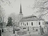 Glanshammars kyrka och klockstapeln.