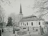Glanshammars kyrka och klockstapeln.