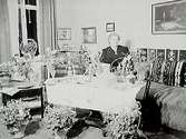 Fröken Anna Blomkvists 50 årsdag.Rumsinteriör, en äldre kvinna.