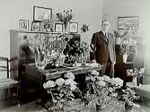 Herr Karl Dahlbergs 50 årsdag.Rumsinteriör, en man.Varberga, Örebro.