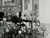 Direktör J. Gumaelius 85 årsdag.Rumsinteriör, en äldre man.