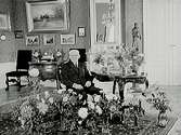 Direktör J. Gumaelius 85 årsdag.Rumsinteriör, en äldre man.
