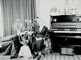 Rumsinteriör, en äldre kvinna.Fru Stina Olssons mor på 80 årsdagen.