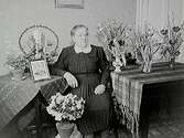 Rumsinteriör, en äldre kvinna.Fru Signe Perssons 60 årsdag.