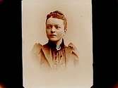 En kvinna, bröstbild.Fru Maria Karlsson