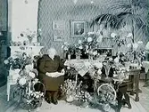Fru Anna Buréns 75 årsdag.Rumsinteriör, en kvinna.