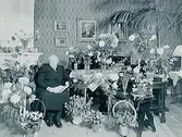 Fru Anna Buréns 75 årsdag.Rumsinteriör, en kvinna.