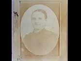 En äldre kvinna, bröstbild.
Beställare: Överlärare Otto Andersen.