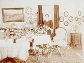 Fru Gertrud Anderssons 60 årsdagRumsinteriör, en kvinna.