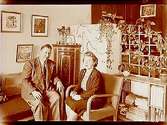 Rumsinteriör, två personer.
Ester och Fred A. Young, Highland Lake Co, Clearlake, Box 195, Californien, USA.