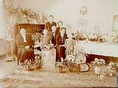 Gunnar Erikssons fru  på 50 årsdagen.Rumsinteriör, släktgrupp sju personer.