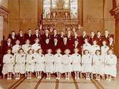 Interiör av Nikolaikyrkan.Dövstumma konfirmander, 17 flickor, 15 pojkar och dövstumsprästen Ivar Svennas och rektor H. Zommarin.
