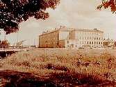 Centrala Verkstadsskolan, trevånings skolbyggnad.
Sålt som vykort till Gustaf E. Nilsson.