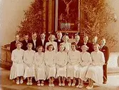Interiör av Stora Mellösa kyrka.
Konfirmander, 10 flickor, 8 pojkar och pastor Henriksson.