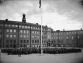 Engelbrektsskolan, femvånings folkskolebyggnad.
Skolbarn och föräldrar på skolgården.
Folkskolans 100 årsjubileum.